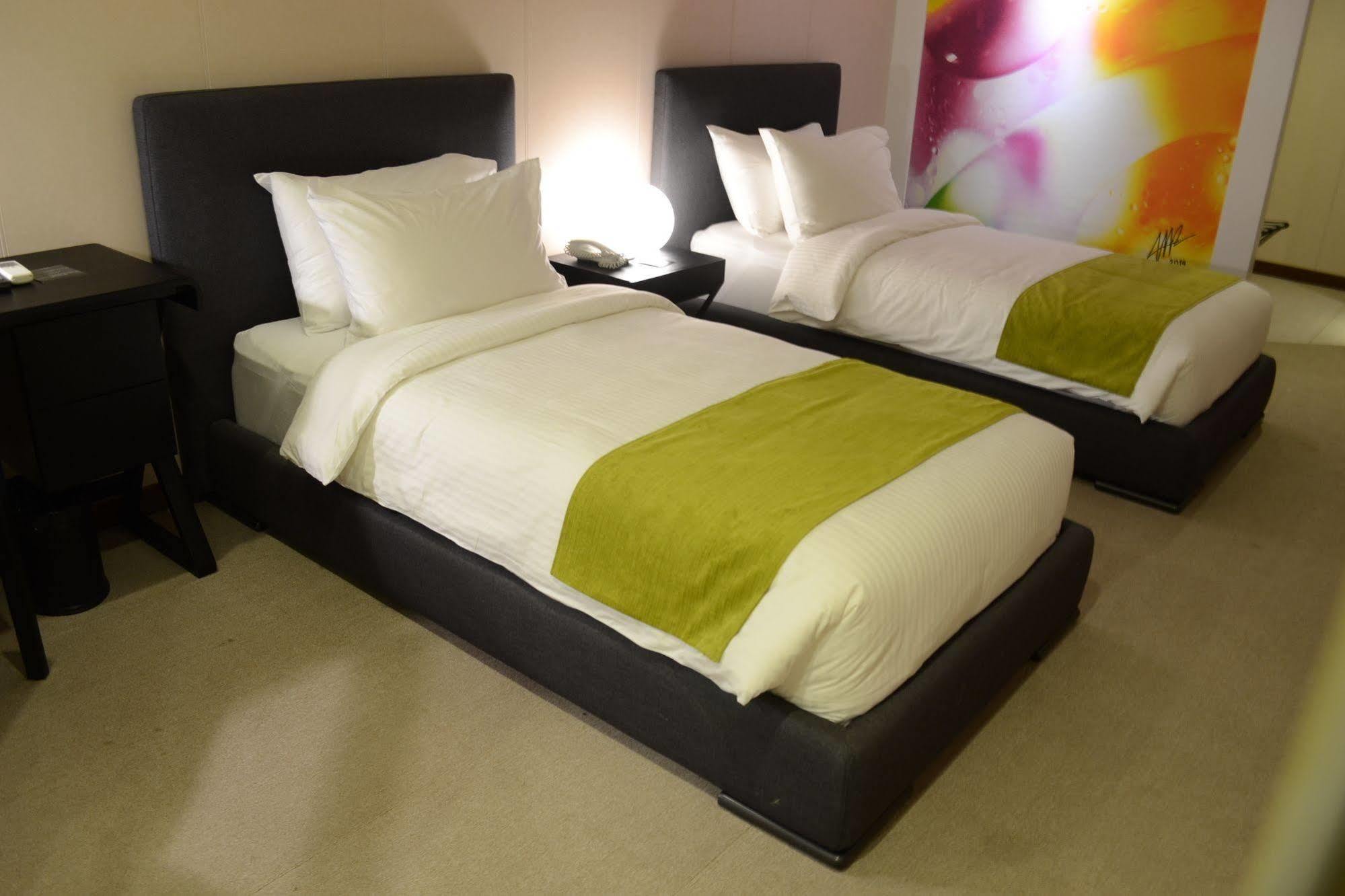 Green Sun Hotel Макати Экстерьер фото