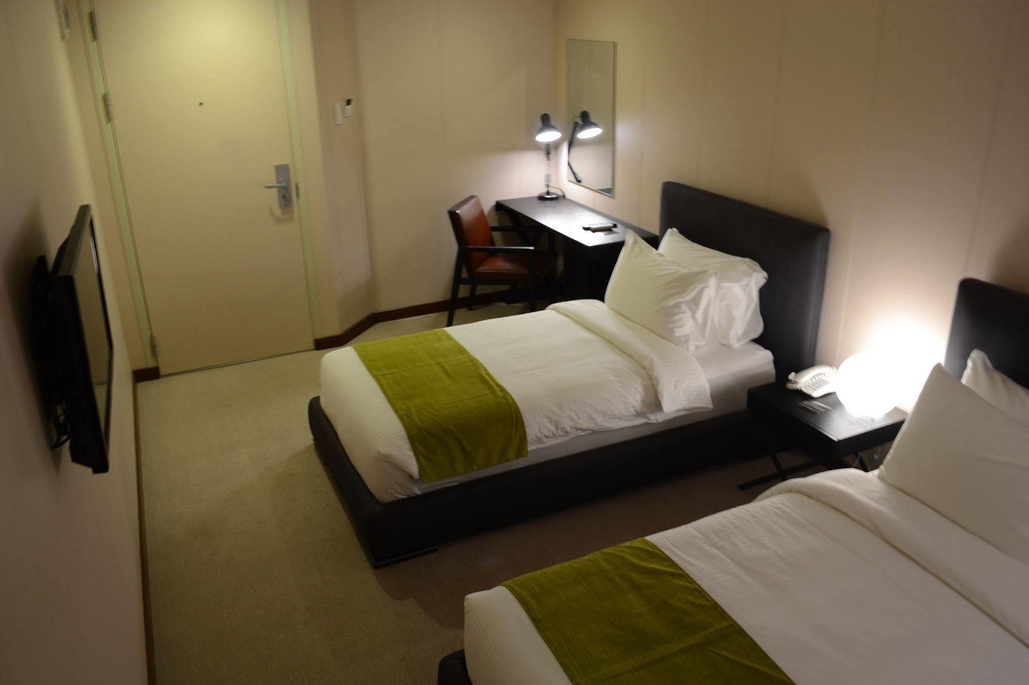Green Sun Hotel Макати Экстерьер фото